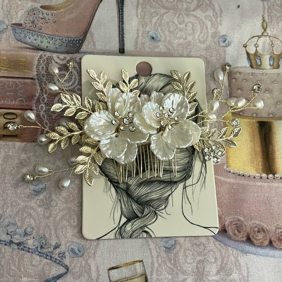 Lovisa Accessories - Elegant Gold and Cream Hair Comb
